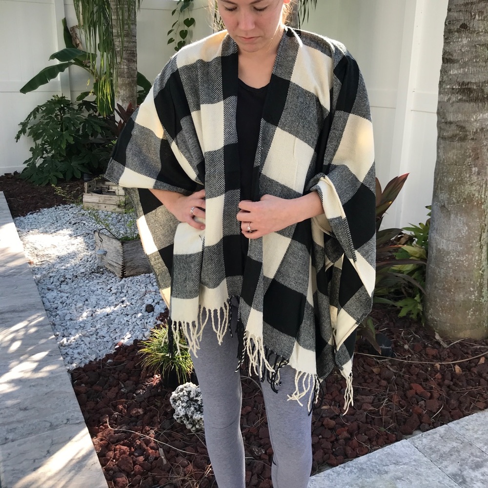 Black/white checked poncho - Picture 2 of 6